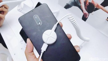 Nokia 6 punya spek tertinggi di antara ketiganya, mengusung layar 5,5 inch resolusi full HD 1080p dengan bungkus Gorilla Glass 2,5D. (Foto: detikINET/Adi Fida Rahman)