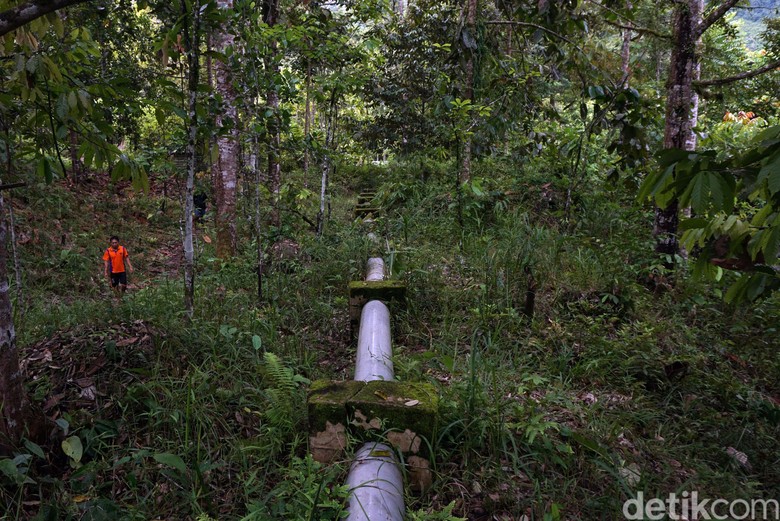 Desa di Tapal Batas Ini Sabar Menunggu Listrik PLN Desa di Tapal Batas Ini Sabar Menunggu Listrik PLN