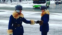 Termasuk negara tertutup yang tidak ramah turis, Korea Utara memiliki beberapa aparat keamanan. Seperti polisi dan anggota militer (Instagram/youngpioneers)