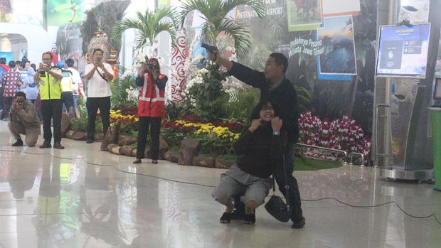 Seorang teroris menyandera seorang calon penumpang 