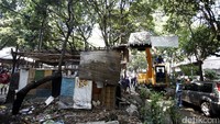 Satu per satu bangunan liar tersebut dirobohkan dengan ekskavator.