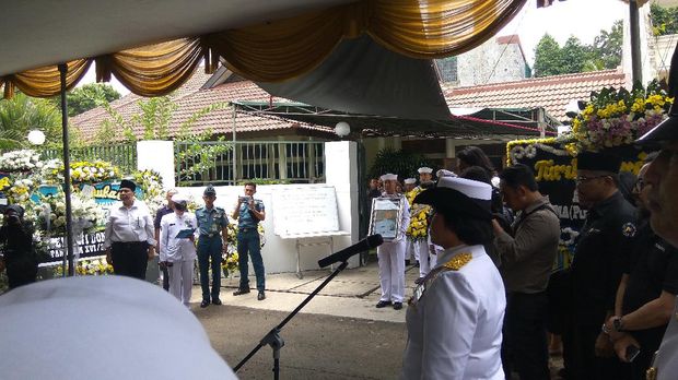 Jenazah Mertua Chairul Tanjung Dikebumikan Secara Militer