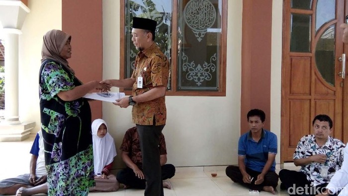 Satu Keluarga Sakit di Jepara dapat Bantuan Stimulan