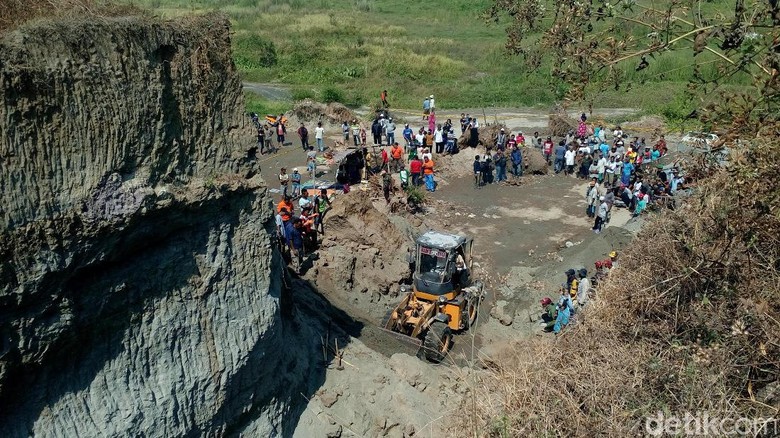 Pemilik Tambang Pasir Longsor di Mojokerto Diperiksa Polisi Pemilik Tambang Pasir Longsor di Mojokerto Diperiksa Polisi