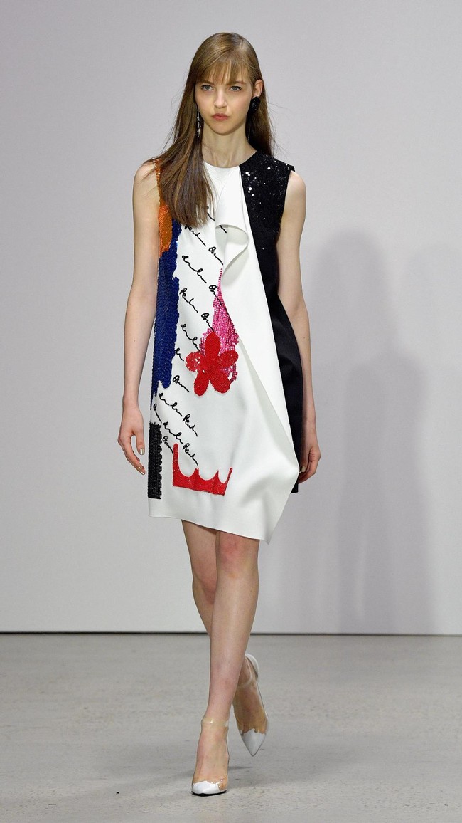 Model walks the runway for Oscar De La Renta fashion show during New York Fashion Week on September 11, 2017 in New York City.  (Photo by Slaven Vlasic/Getty Images)