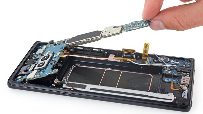 Galaxy Note 8 ketika dibongkar. Foto: iFixit Galaxy Note 8 ketika dibongkar. Foto: iFixit