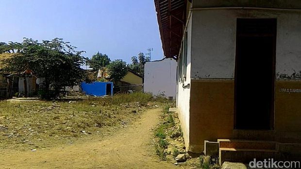 Lahan ini terletak di belakang musala. 