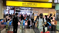 Kereta cepat akan datang dan pergi setiap 10 menit, sehingga calon penumpang harus bergegas menuju lokasi peron.