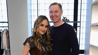 Cinta Laura juga sempat berpose bersama Creative Director dari Coach Stuart Vevers. Cindy Ord/Getty Images for Coach/detikFoto.