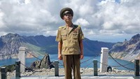 Untuk petugas khusus, warnanya seperti cokelat tua dan berlengan pendek. Biasanya petugas militer ini memiliki tugas langsung ke masyarakat seperti tour guide atau petugas di tempat umum (Instagram/youngpioneers)