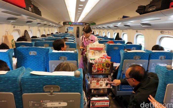 Anda tentu pernah mendengar tentang Shinkansen atau sering dijuluki juga dengan kereta peluru. Ya, itu adalah kereta cepat di Jepang yang mampu melaju hingga lebih dari 300 km/jam.