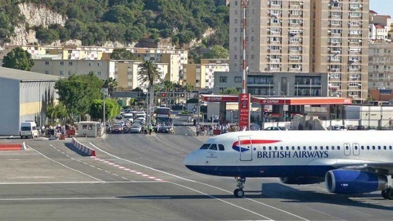 Landasan pacu Bandara Gibraltar yang membelah jalan raya (Getty Images) Landasan pacu Bandara Gibraltar yang membelah jalan raya (Getty Images)
