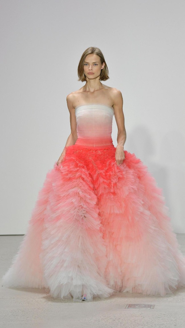 Model walks the runway for Oscar De La Renta fashion show during New York Fashion Week on September 11, 2017 in New York City.  (Photo by Slaven Vlasic/Getty Images)