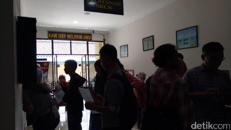 Ada Lowongan CPNS, Antrean di Loket SKCK Polres Jaksel Mengular Ada Lowongan CPNS, Antrean di Loket SKCK Polres Jaksel Mengular