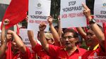 Massa SOKSI Demo Kemenkum HAM