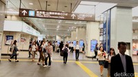Stasiun Tokyo adalah salah satu stasiun yang menyediakan layanan kereta cepat shinkansen. Keramaian para penumpang shinkansen berlangsung sejak pagi.