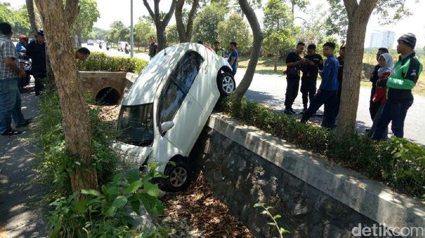 Mobil Sirion masuk parit/