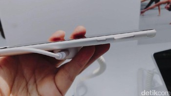 Prosesor octa core Snapdragon 430 dan RAM 3 GB menjadi dapur pacunya. Dilengkapi memori internal 16 GB dan slot microSD. (Foto: detikINET/Adi Fida Rahman)