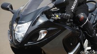 Walhasil, posisi riding menggunakan Suzuki Hayabusa ini lebih menunduk. Makanya, pengguna Hayabusa bakal cepat lelah saat mengendarai motor ini. detikOto juga merasakan hal itu, beban terasa tertumpu di tangan hingga pundak.
