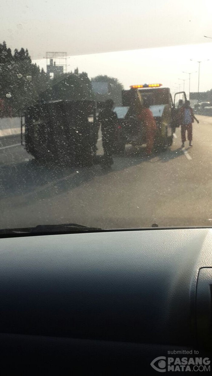 Mobil Terguling di Tol Jatibening Arah Halim, Lalin Macet 1 Km