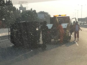 Mobil Terguling di Tol Jatibening Arah Halim, Lalin Macet 1 Km