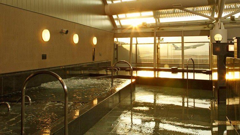 Foto: Tempat pemandian yang nyaman dengan pemandangan keren (Skytrax) Foto: Tempat pemandian yang nyaman dengan pemandangan keren (Skytrax)