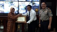 Kasat Intelkam AKBP Sutrisno NR menerima penghargaan