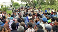 Massa saat menggelar unjuk rasa dan berorasi menolak pengukuran tanah (Raja Adil Siregar/detikcom)