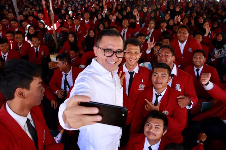 Bupati Anas Minta Mahasiswa Teladani Para Tokoh Bangsa Bupati Anas Minta Mahasiswa Teladani Para Tokoh Bangsa