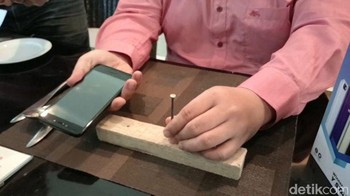 Tadaaaa... layarnya masih mulus tak berbekas. Tak ada retak sama sekali. Foto: Yudhianto/detikINET