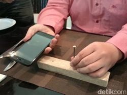 Layar Kingkong Ponsel Ini Kuat Banget, Bisa Buat Getok Paku