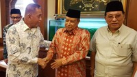 Ryamizard Ryacudu berjabat tangan dengan Said Aqil Siradj. (PBNU).
