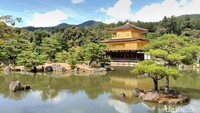 Kuil emas adalah salah satu obyek wisata yang terkenal di Jepang.