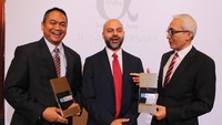 Direktur Utama PT Bahana Sekuritas Feb Sumandar (kiri) bersama Direktur PT Bahana TCW Investment Management Edward Lubis (kanan) berbincang dengan CEO/Publisher Alpha South East Asia Siddiq Bazawalla usai menerima penghargaan Best Equity House dan Best Asset & Fund Manager in Indonesia, saat acara 11th Best Financial Institution Awards di Singapura, Kamis (14/8). (dok. Bahana Sekuritas)