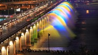 Air mancur Moonlight Rainbow di Jembatan Banop, Soul, Korea Selatan meiliki pemandangan luar biasa. Sebanyak 10.000 lampu LED berwarna-warni dan 380 pemancar air akan menari di jembatan sepanjang 1.140 meter. Debit air yang dikerluarkan 190 ton permenit. Diiringi alunan musik, air mancur pelangi ini seakan menari. Cantik! (CNN Travel)