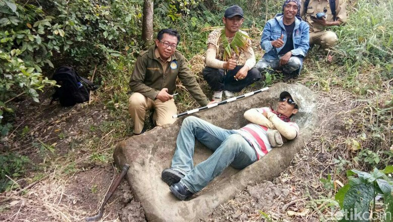 Warga Bondowoso Temukan Batu Diduga Benda Prasejarah Warga Bondowoso Temukan Batu Diduga Benda Prasejarah