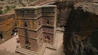 Gereja bawah tanah atau Gereja Monolitik Lalibela masih mengesankan walau sudah berumur sembilan abad. Menjadi situs Warisan Dunia UNESCO Lalibela. Pada akhir abad ke-12, Gebre Mesqel Lalibela memiliki 13 gereja yang menjadikan Ethiopia adalah salah satu negara Kristen tertua. Diukir dari batuan utuh, traveler butuh 10 jam perjalanan dari Addis Ababa untuk mencapainya (Dok. CNN Travel)