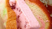 Es potong Singapura ini berupa potongan es krim yang dijepit sepotong roti tawar. Rasanya manis, dingin dan empuk.Foto: Istimewa
