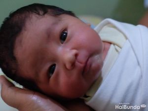 Ini Untungnya Bayi Baru Lahir Mirip Ayahnya