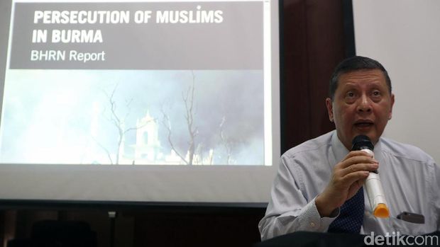 Diskusi Konflik Rohingnya(kiri ke kanan) Ketua Tim Pencari Fakta PBB untuk Kasus Rohingya Marzuki Darusman, Perwakilan ASEAN Intergovernmental Commission of Human Right (AICHR) Indonesia Dinna Wisnu, Moderator Subhi dan Perwakilan dari Burma Human Right Network Kyaw Win dalam diskusi terkait penegakan HAM dan kekerasan pada wilayah ASEAN di Jakarta, Kamis (14/9/2017). Diskusi itu menitikberatkan kepada kejadian konflik Rohingya yang sedang berlangsung di Myanmar. Grandyos Zafna/detikcom
