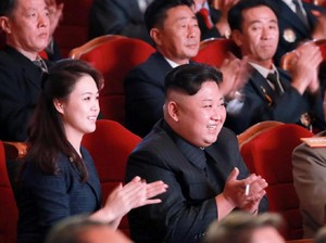 Kemunculan Perdana Istri Kim Jong-Un Usai Setahun Tak Kelihatan