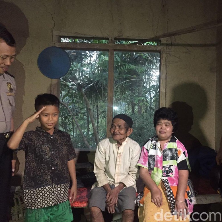 Jokowi Bantu Rp 30 Juta untuk Keluarga Hafidin di Banjarnegara Jokowi Bantu Rp 30 Juta untuk Keluarga Hafidin di Banjarnegara
