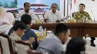 Pelaksana Harian Ketua Umum Palang Merah Indonesia (PMI) Ginandjar Kartasasmita (kanan) bersama Presidium Medical Rescue Committe (Mer-C Indonesia) Sarbini Abdul Murad (kiri) dan perwakilan Walubi mengelar jumpa pers terkait pembangunan rumah sakit Indonesia dan bantuan untuk pengungsi Rohingya di Jakarta, Kamis (14/9/2017).
