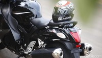 Akselerasinya sangat-sangat spontan. Sangat menantang saat detikOto mencoba berakselerasi cepat, motor dengan cepat langsung melesat hingga kecepatan tinggi.