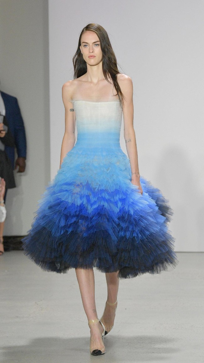 Model walks the runway for Oscar De La Renta fashion show during New York Fashion Week on September 11, 2017 in New York City.  (Photo by Slaven Vlasic/Getty Images)