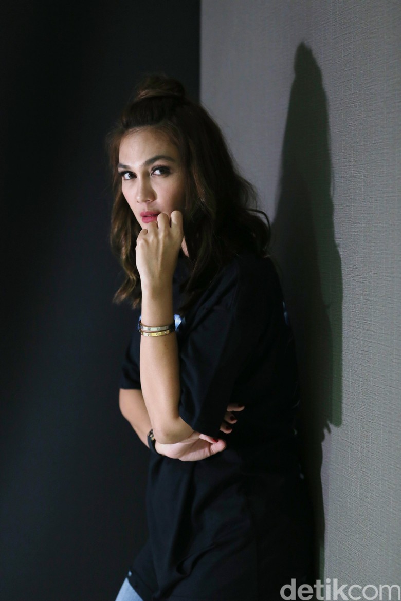 Bedanya Industri Film Indonesia dan Hollywood di Mata Luna Maya Bedanya Industri Film Indonesia dan Hollywood di Mata Luna Maya