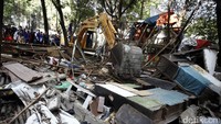 Ekskavator dikerahkan untuk melakukan pembongkaran bangunan liar.
