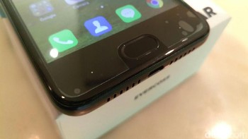 Tak lupa, Evercoss juga membenamkan pemindai sidik jari.  (Foto: detikINET/Yudhianto)