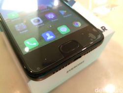 Layar Kingkong Ponsel Ini Kuat Banget, Bisa Buat Getok Paku