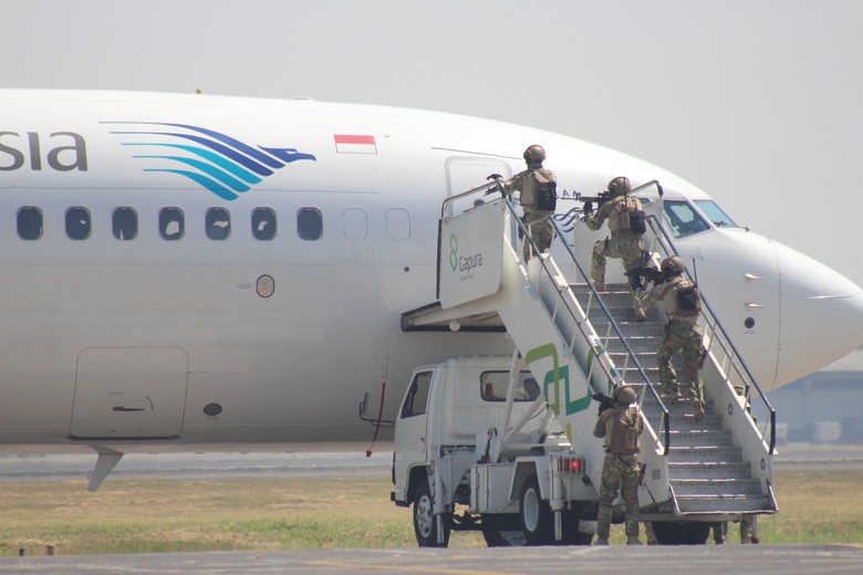 Tegangnya Simulasi Pembajakan Pesawat Garuda di Bandara Juanda Tegangnya Simulasi Pembajakan Pesawat Garuda di Bandara Juanda